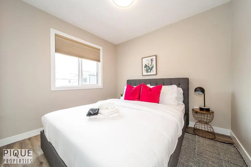 Apartment New, Euro-Style Suite, Whyte Avenue, Ac, Netflix, Sleeps 6! Edmonton Canada