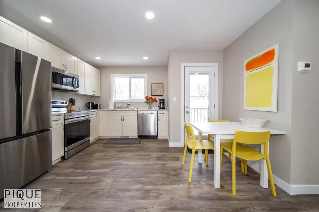 New, Euro-Style Suite, Whyte Avenue, Ac, Netflix, Sleeps 6! Edmonton Canada