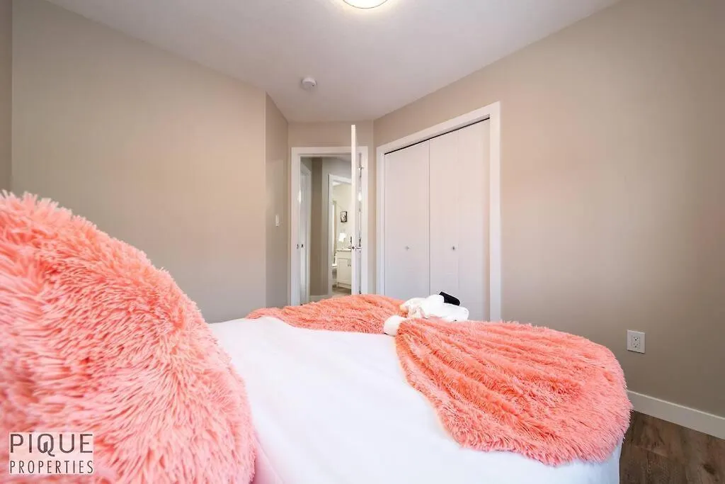 New, Euro-Style Suite, Whyte Avenue, Ac, Netflix, Sleeps 6! Edmonton