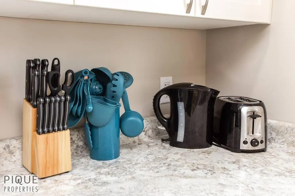 Apartment New, Euro-Style Suite, Whyte Avenue, Ac, Netflix, Sleeps 6! Edmonton
