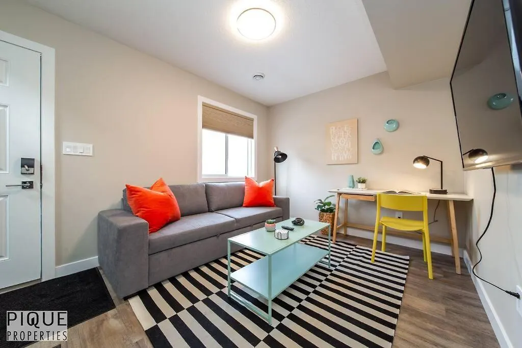 New, Euro-Style Suite, Whyte Avenue, Ac, Netflix, Sleeps 6! Edmonton Canada