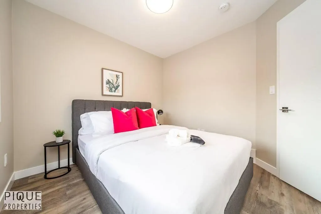 New, Euro-Style Suite, Whyte Avenue, Ac, Netflix, Sleeps 6! Edmonton Apartment